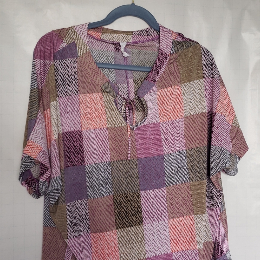 Short sleeve flowy top